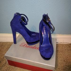 Blue pumps